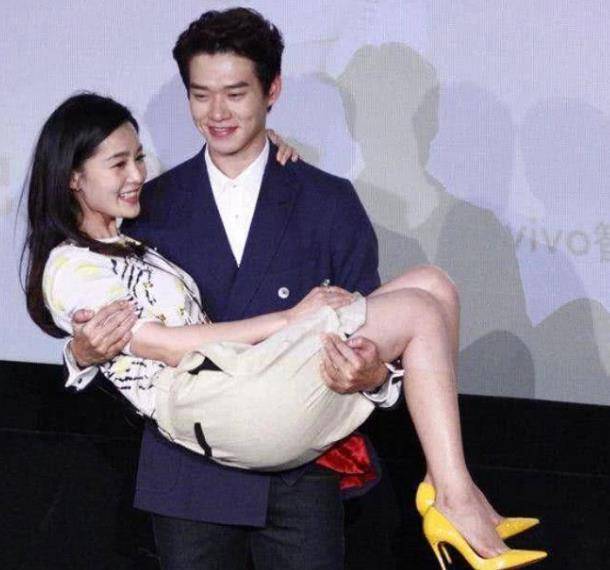 也是为了鞋子做出最后的倔强,虽然说李沁被公主抱