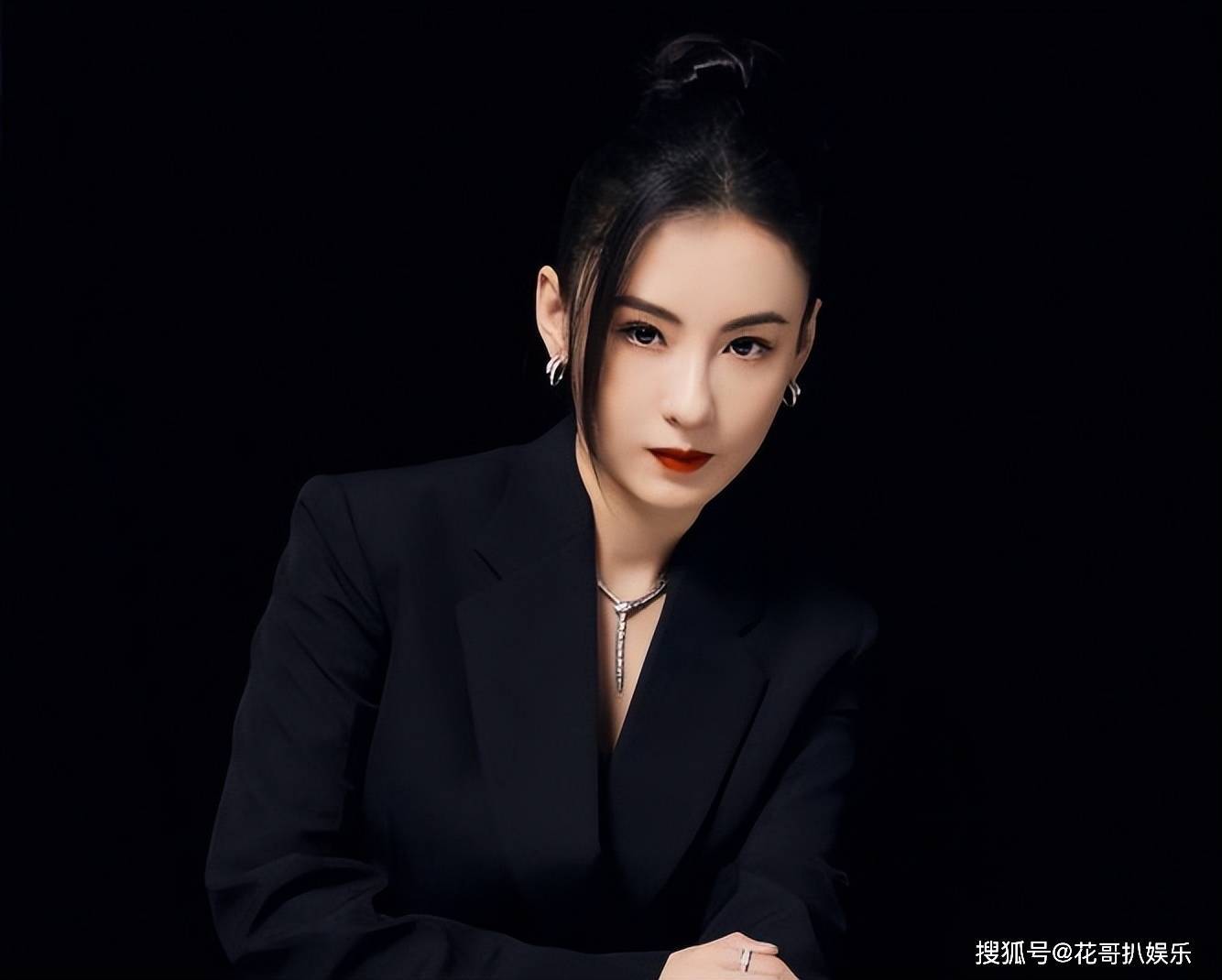 张柏芝直播带货时,全程坐着衣着宽松小腹隆起,网友怀疑她怀孕了_花哥