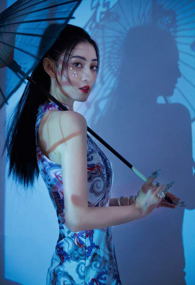 环姐区域冠军谭乔尹晒新中式国潮女孩写真,旗袍,油纸伞和书法墙无缝
