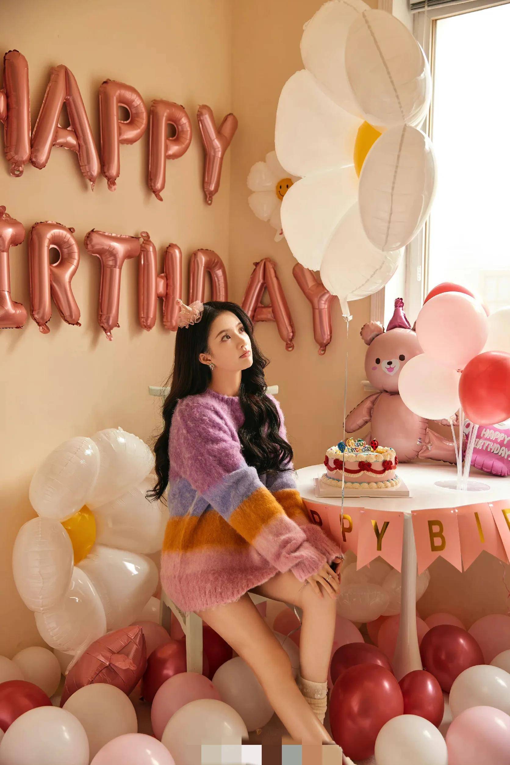 刘些宁生日写真,彩虹针织衫搭配慵懒长卷发,笑容明媚,甜美元气_气球