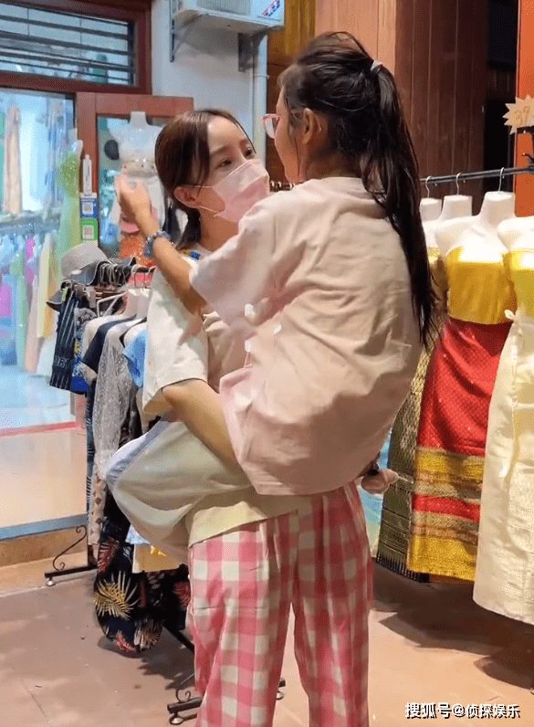 贾乃亮晒父女合照为女儿庆生，10岁甜馨搂着爸爸撒娇，越长越标致