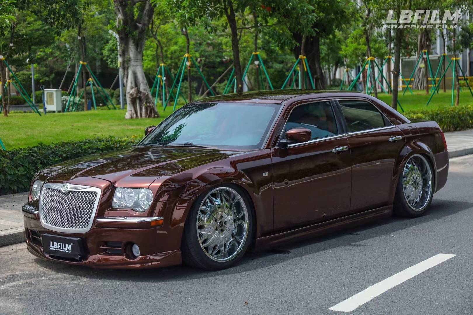 克莱斯勒300c-lb改色膜液态金属咖,力量与热情的象征_搜狐汽车_搜狐网