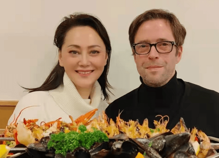 大宋佳定居比利时,携洋老公参加聚会被赞没架子,60岁卖衣服赚钱_生活