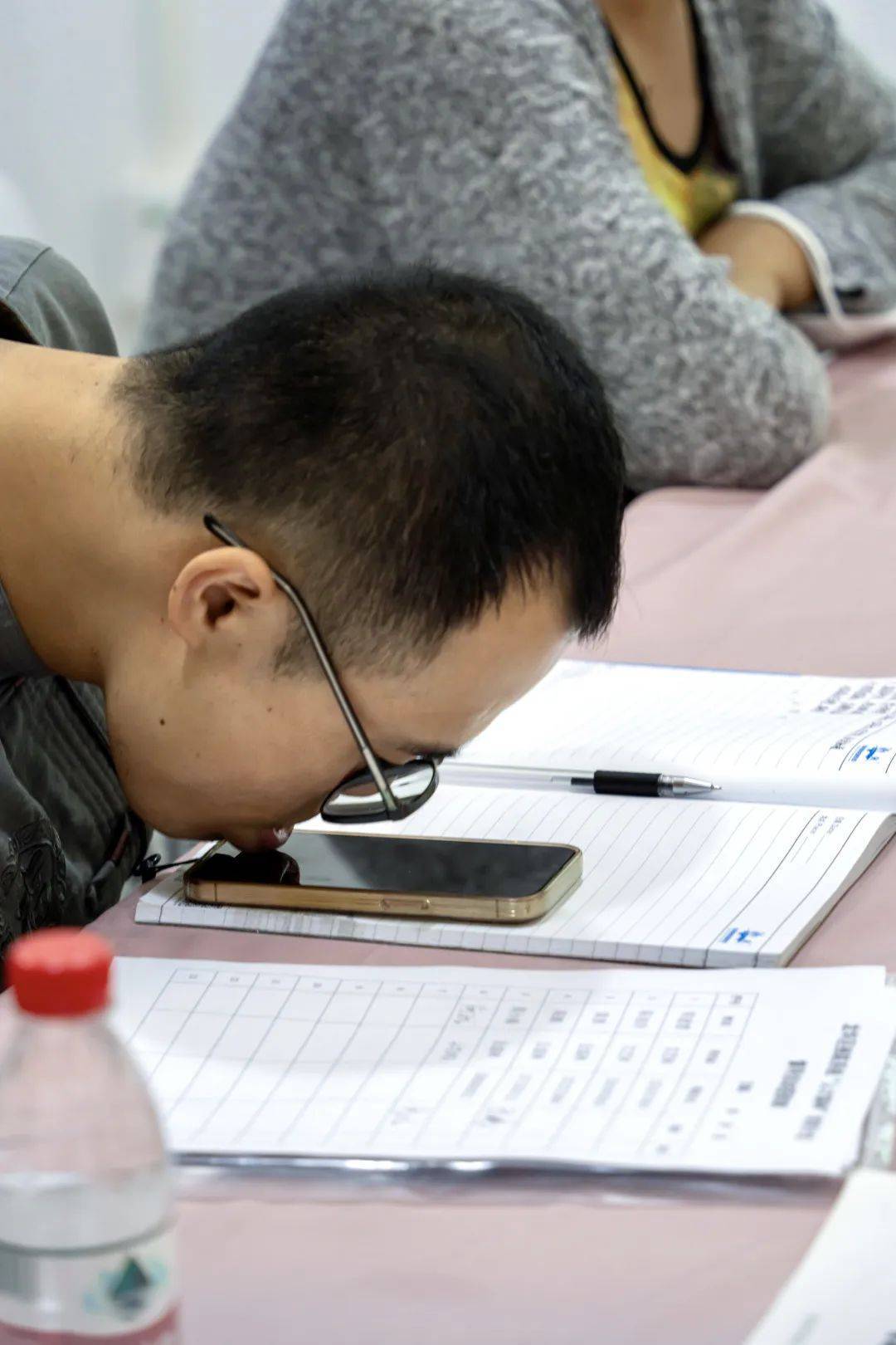 33岁深圳无臂小伙:没有双手,靠一"口"书法养活家人_何子龙_直播_生活