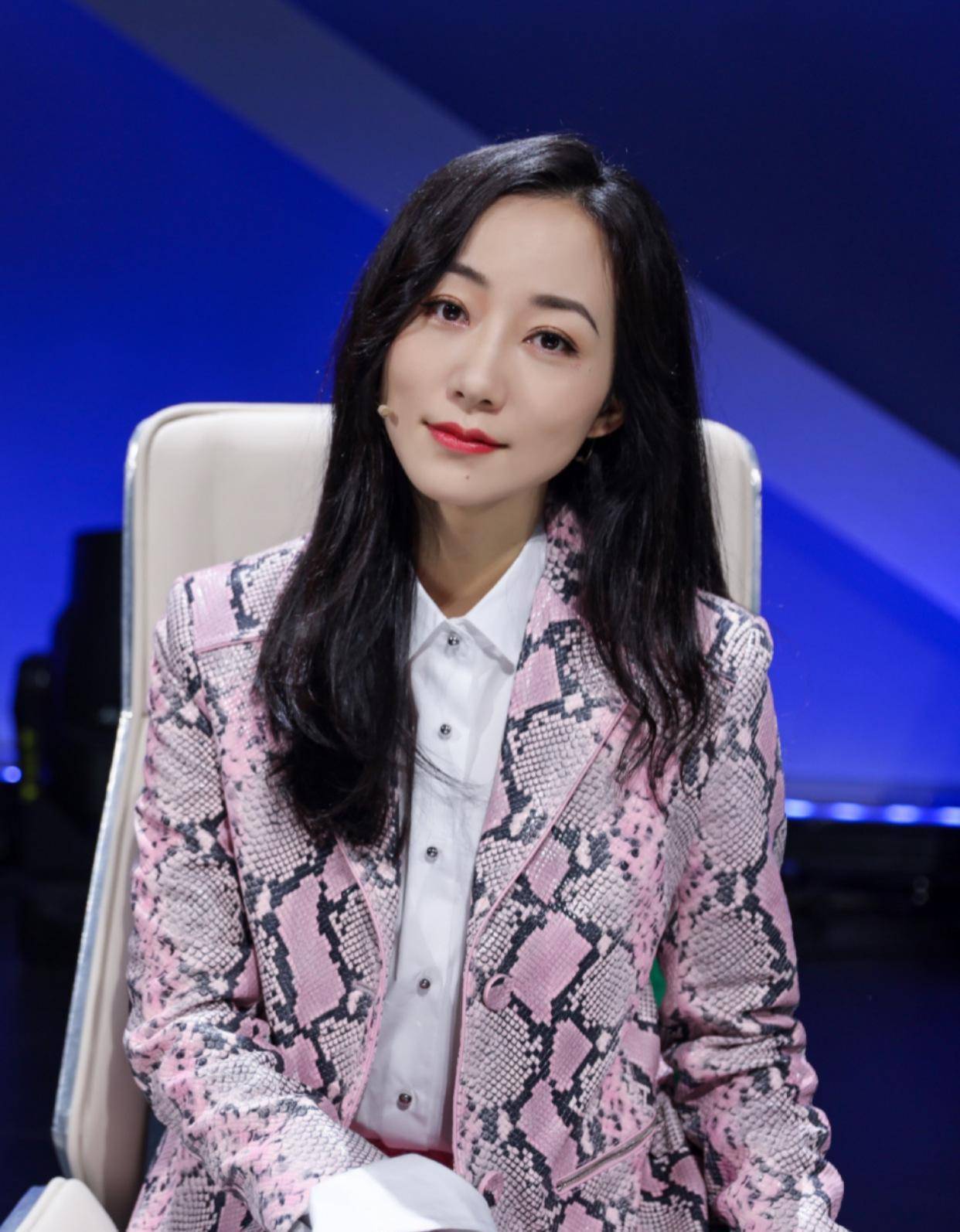 韩雪和张韶涵,仅差1岁,双双挑战蛇纹西装,风格差距这么大?