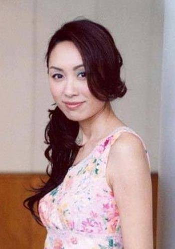 显赫的家世也让她积累起了不少的人脉,后来长大成人的郭可盈和普通