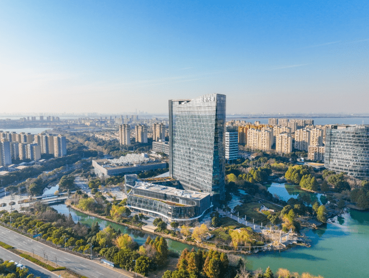 月8日,中锐集团园区集团总部——中锐具美大厦在总部基地落成投用