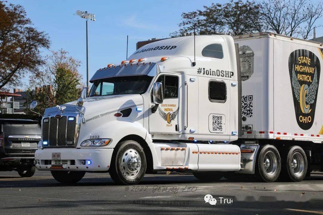 哥村拍车丨高速公路巡警开半挂!带爆闪的彼得比尔特387半挂车