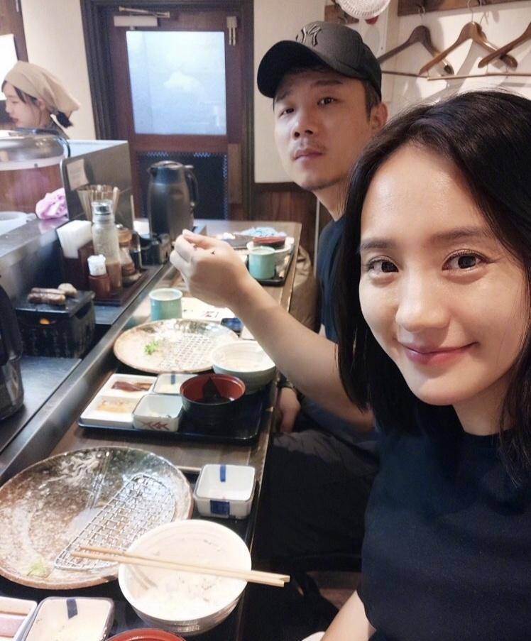 37岁王智被老公浪漫表白,看完这身材,难怪会被宠成小女孩_尤奕_网友