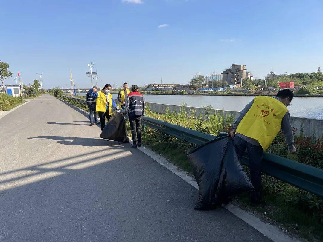 申港街道团工委组织团员青年在新沟河河段对河道环境卫生进行集中清理