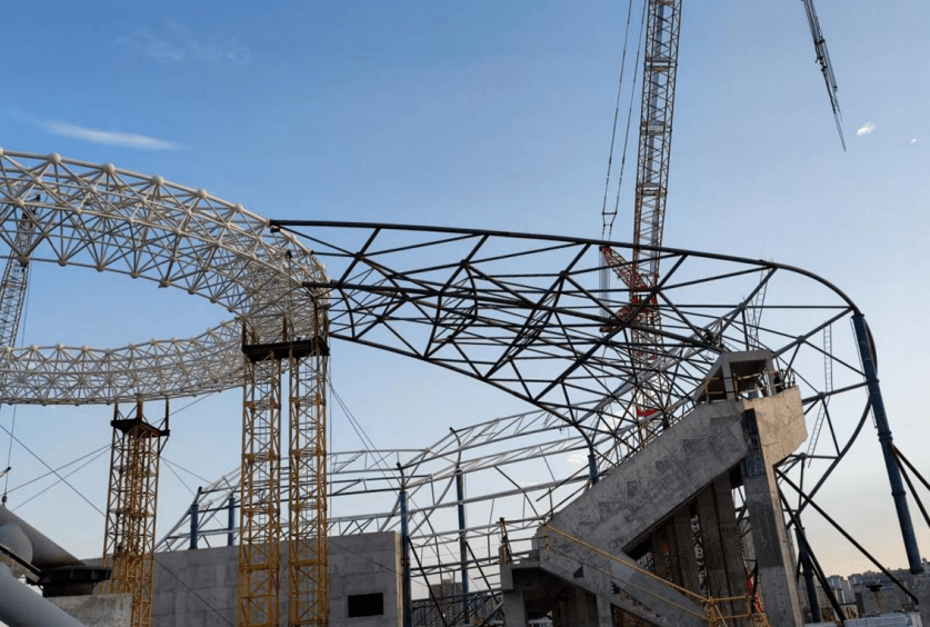 中南绿建集团承建的明光体育中心体育馆屋面第一榀桁架精准安装_项目