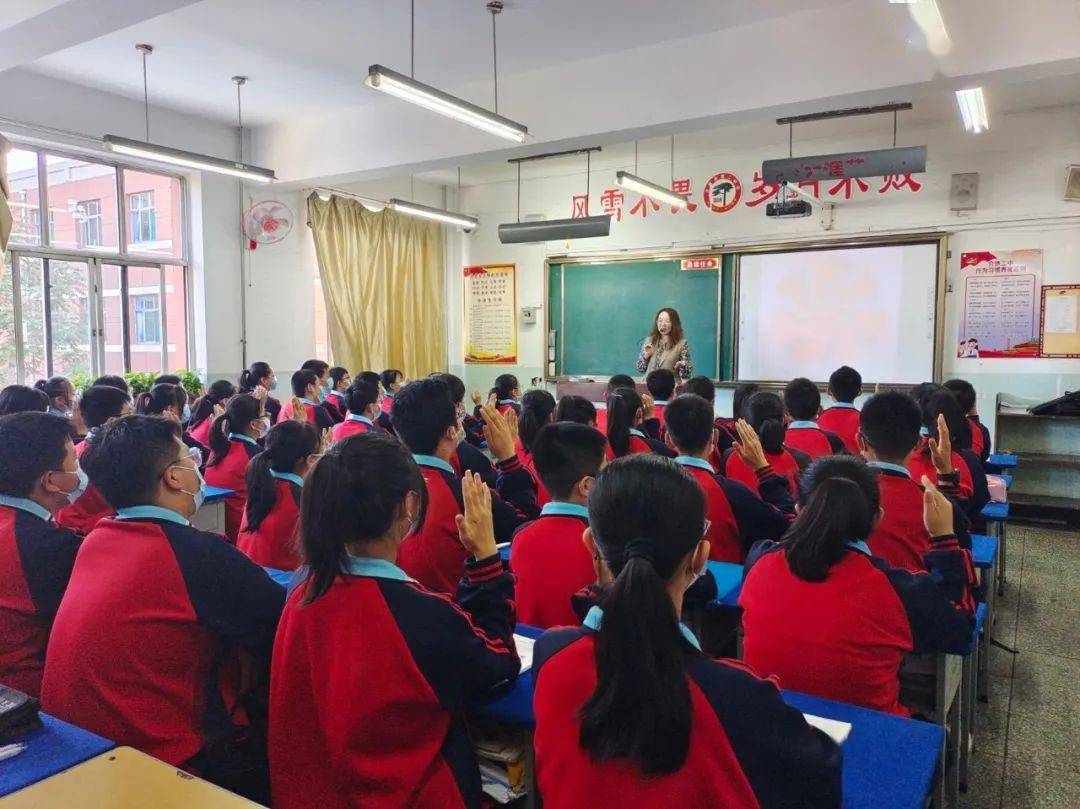 2020年年底,李萌带领心理咨询师团队深入到介休市定阳小学,给学生们