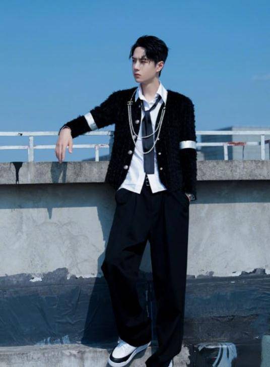 王一博到底有多自信?腿短还敢叠穿牛仔裤,看着贼像150!