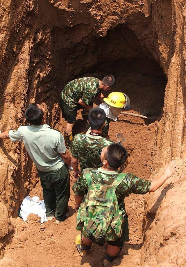 考古队挖到神秘古墓,棺盖惊现"开棺即死"专家打开棺盖现场躁动_李静训