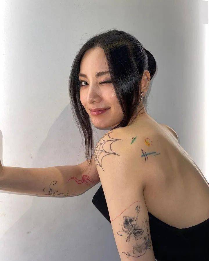 林珍娜nana,炫耀后背纹身,遭网友吐槽:"太过杂乱,限制戏路"_时尚_黑色
