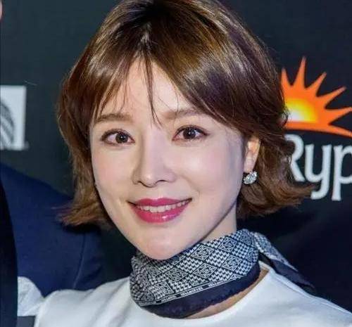 央视主持人胡蝶:倒贴50万和二婚陆川闪婚,婚后分居生下一儿一女_电影