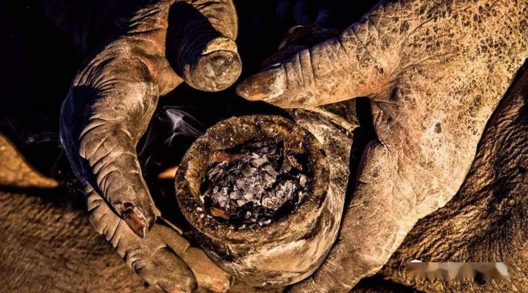 68年不洗澡,腐肉当食物,牛粪当烟抽,全球最脏的人被迫洗澡后去世_haji