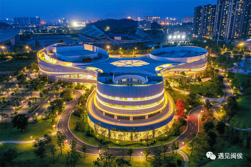 中心共享区注重文旅融合,除了现有的大学城文化艺术中心,大学城体育