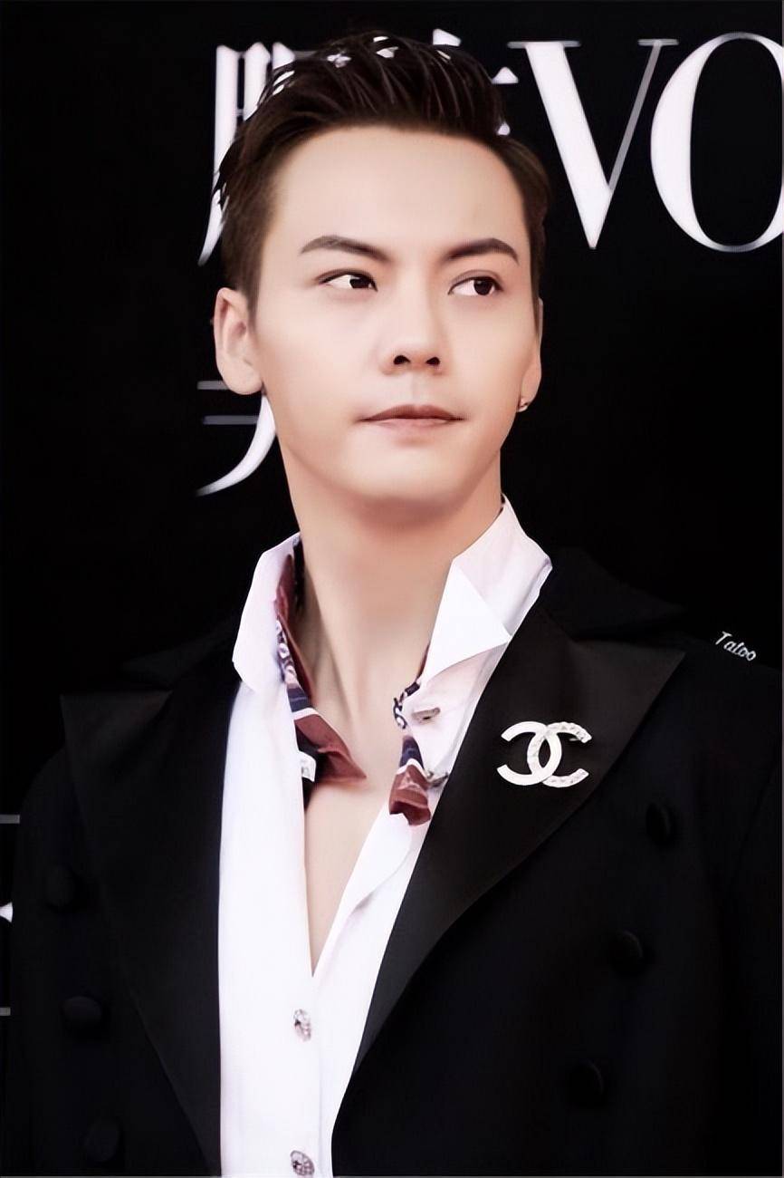 "港圈富少"陈伟霆:甩杨颖攀阿sa却私会何穗,因李易峰被预言塌房