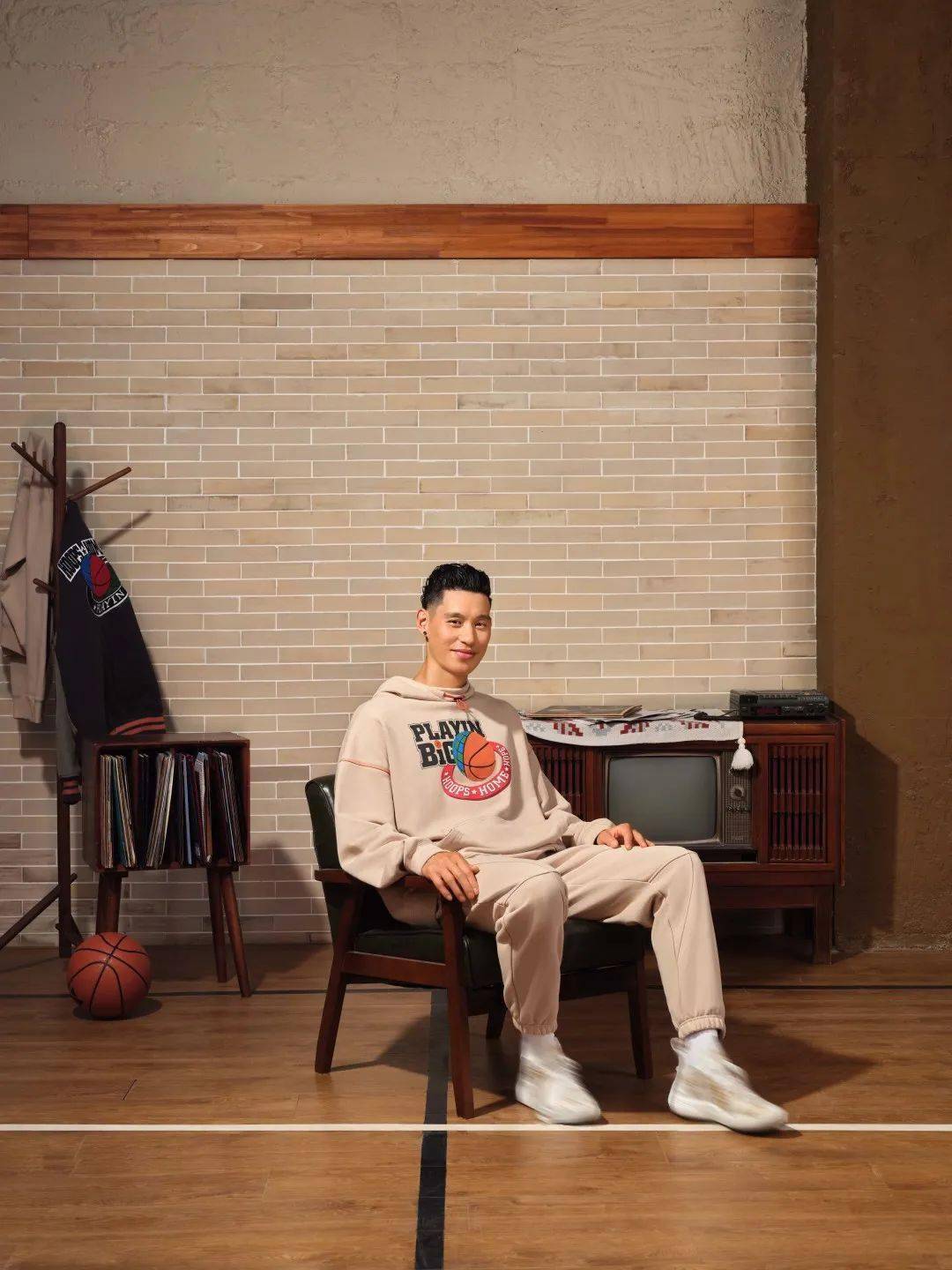 今天的主角与球鞋无关,特步为林书豪推出了专属服饰产品——hhh.