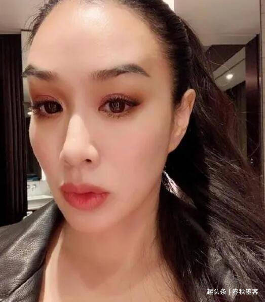 51岁钟丽缇素颜出镜,卸妆后假睫毛作妖吓坏网友:太像蟑螂脚_张伦_因为
