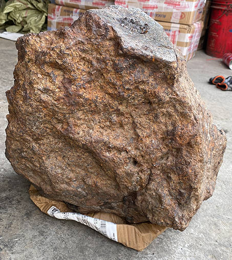 如石陨石主要组成为硅酸盐矿物及部分铁镍金属矿物,当中硅酸盐矿物