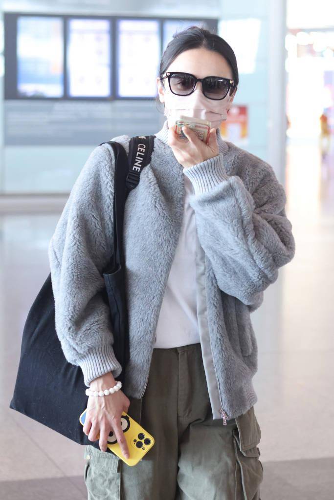 宋佳墨镜遮面现身首都机场 蓝色毛毛外套保暖又时尚_北京_宋佳_墨镜