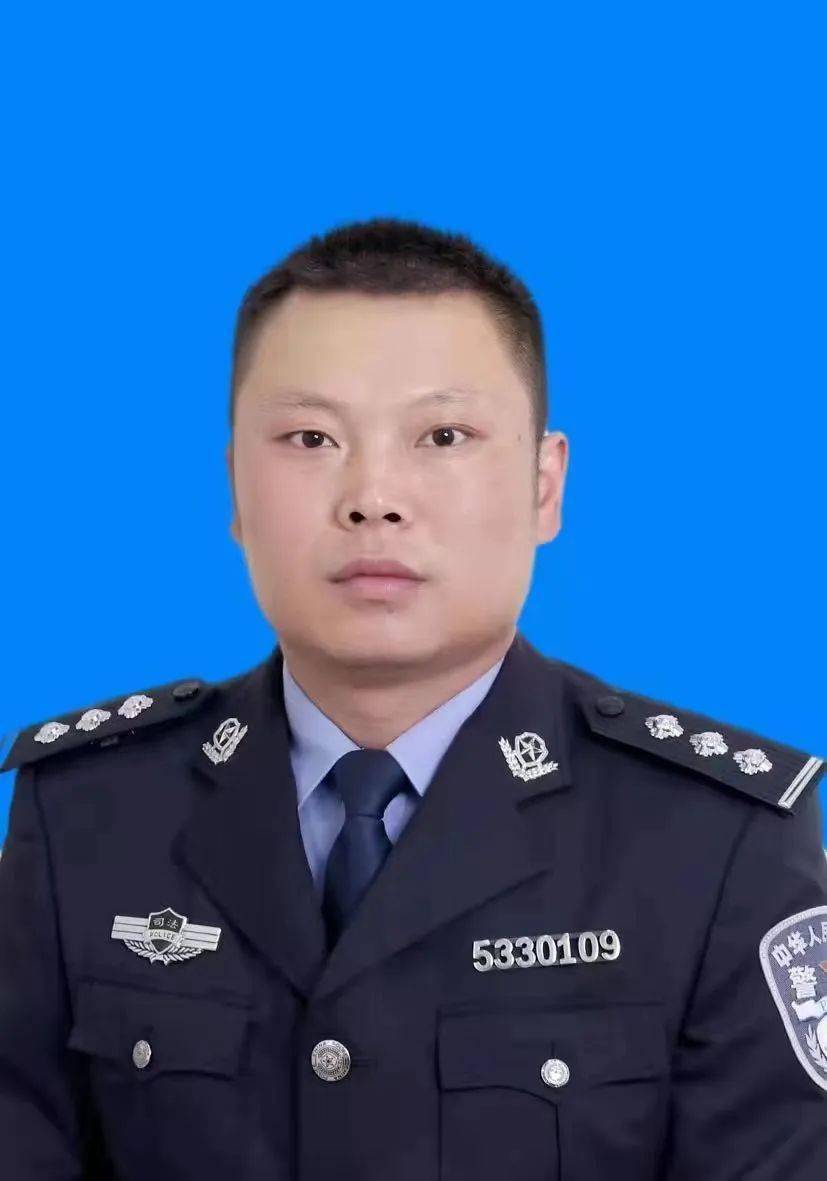 刘正铝云南省嵩明监狱医院一级警长从警14年来,刘正铝在罪犯健康档案