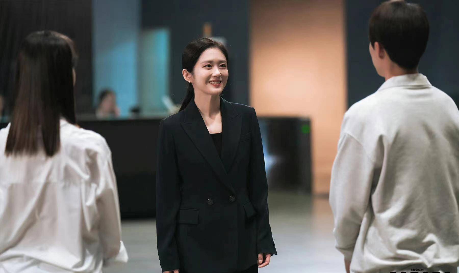 张娜拉客串韩剧《cheer up》,穿一身黑色西装,优雅又干练_气质_职场