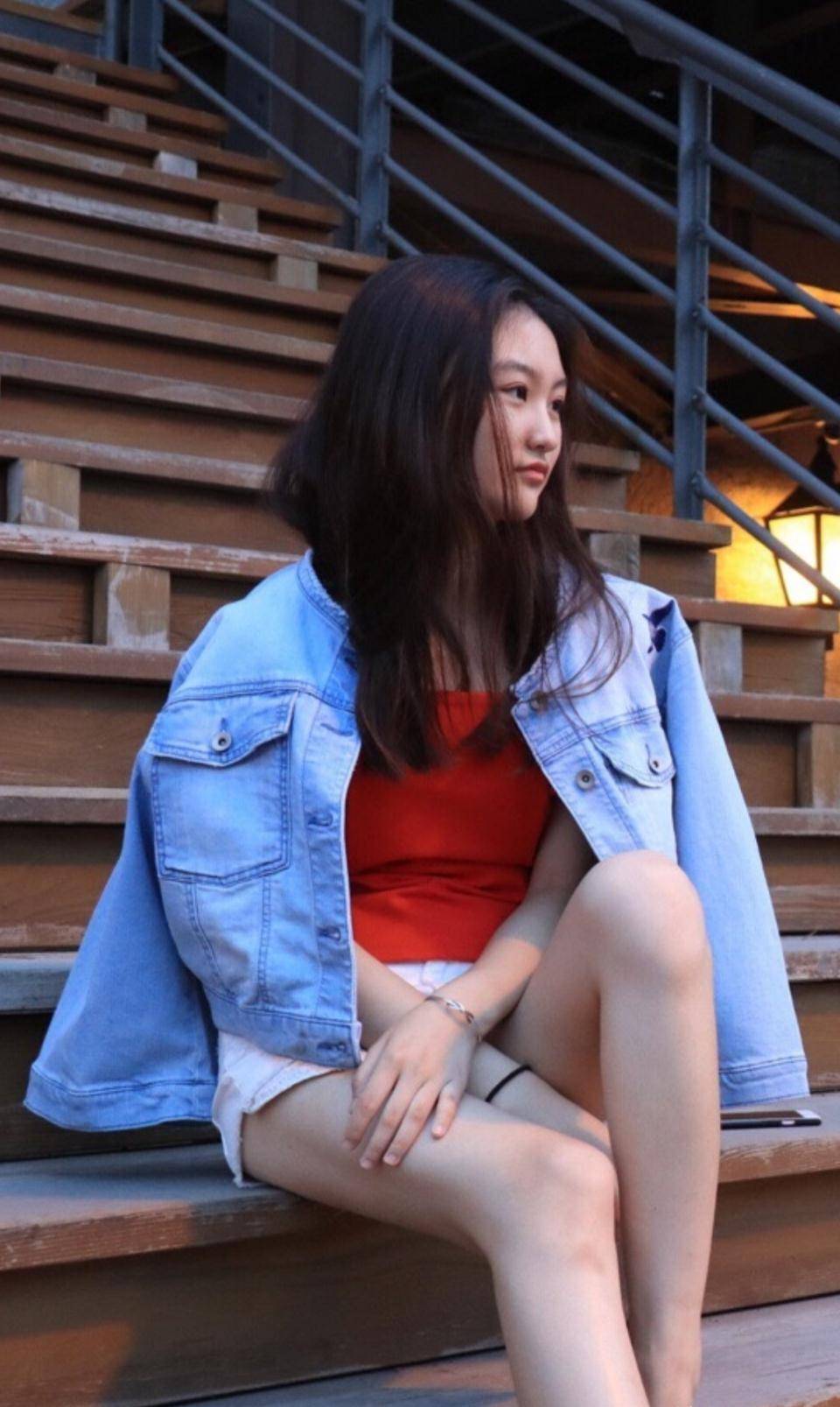 她是赵丽颖唯一的"徒弟",19岁穿上"阿姨鞋"的腿,长得要命_陆子艺_穿着