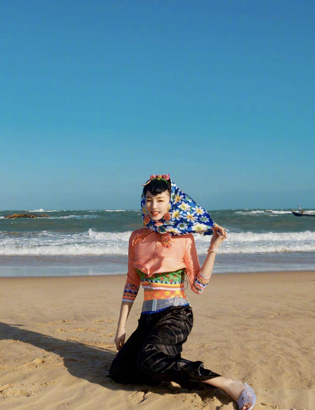 张雨绮瘦了好多,戴碎花头巾穿民族风服饰,不愧是海边一枝花_身材_姐姐