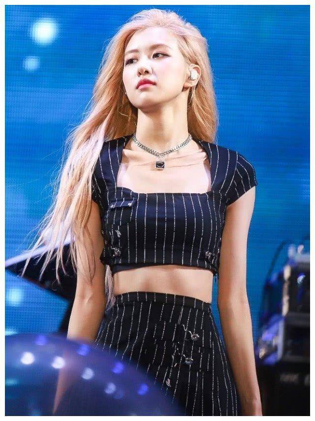 朴彩英才是粉墨"腰精",那么小的上衣也挤得进,无赘肉腰爱了!