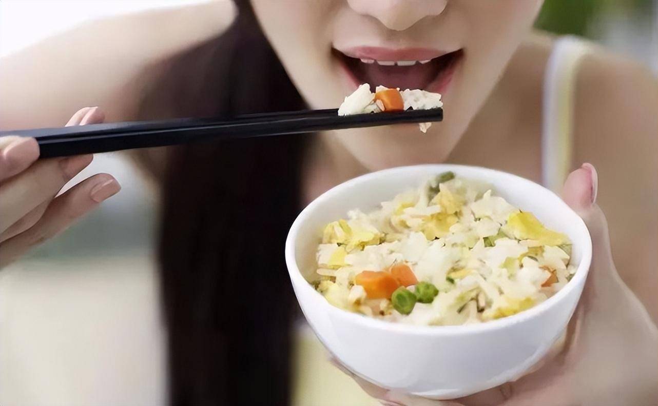 当食物经过口腔反复咀嚼后,会生成更多的唾液,而唾液里含有很多的消化