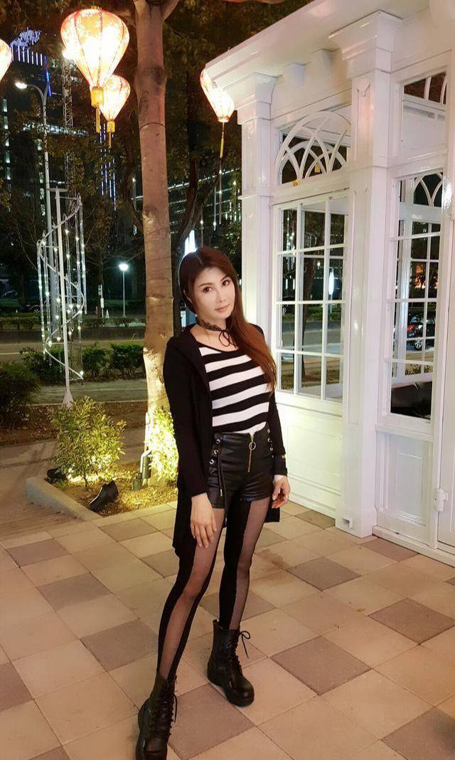 杨丽菁真挺喜欢穿丝袜的,不管啥衣服都能配双丝袜,真敢穿_时尚_黑色