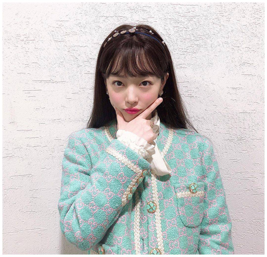 崔雪莉撞上杨超越,原来你离少女感只差一款发箍_造型_戴珍珠_白色