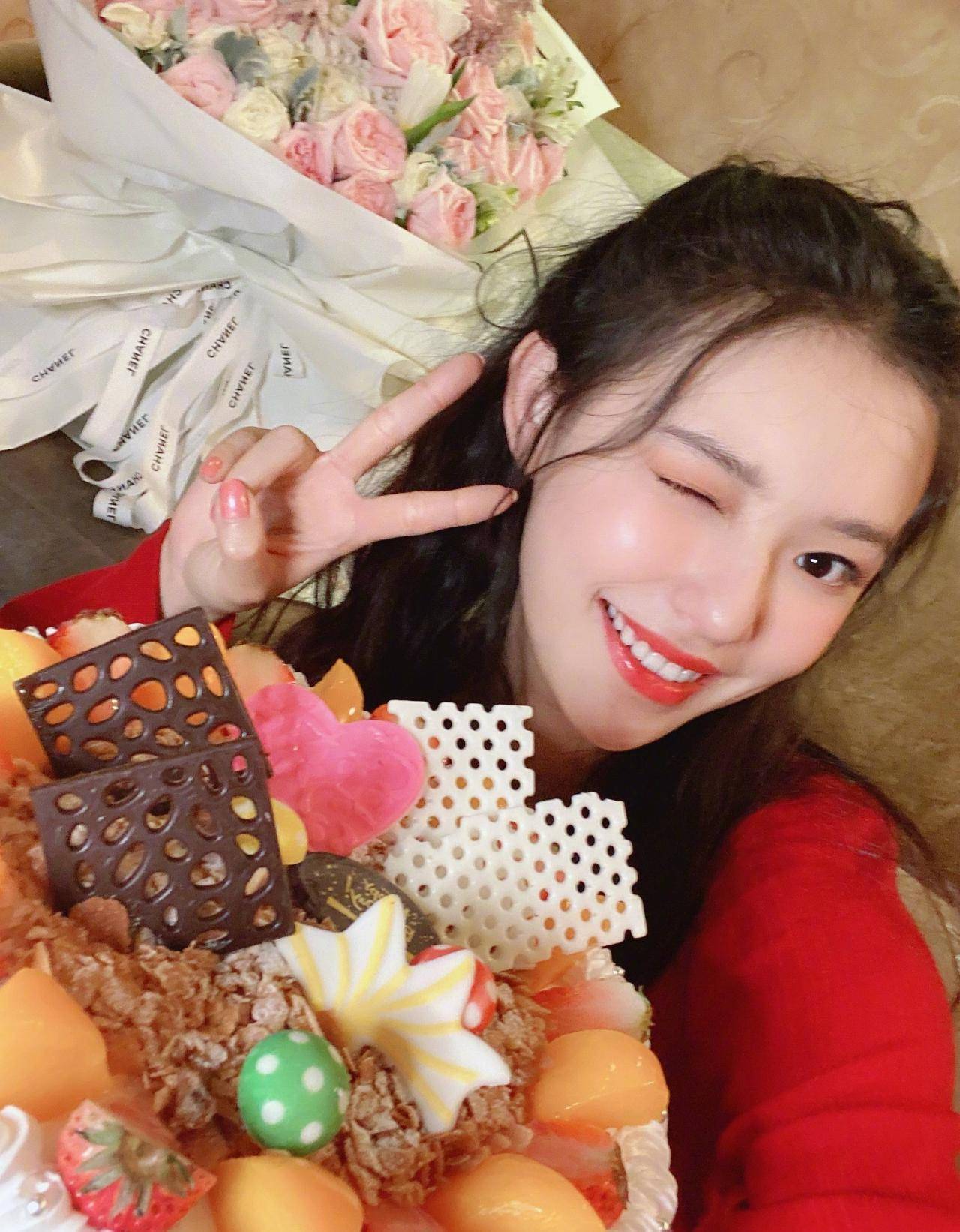 其实,在林允小时候,家里条件并不好,当时49岁的父亲还在工地搬砖,收入