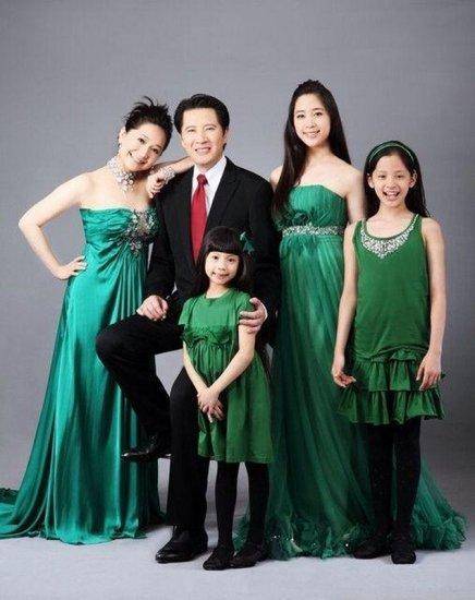 欧阳娜娜三姐妹,就属欧阳娜娜最出众,上帝偏心亲了欧阳娜娜的脸_基因