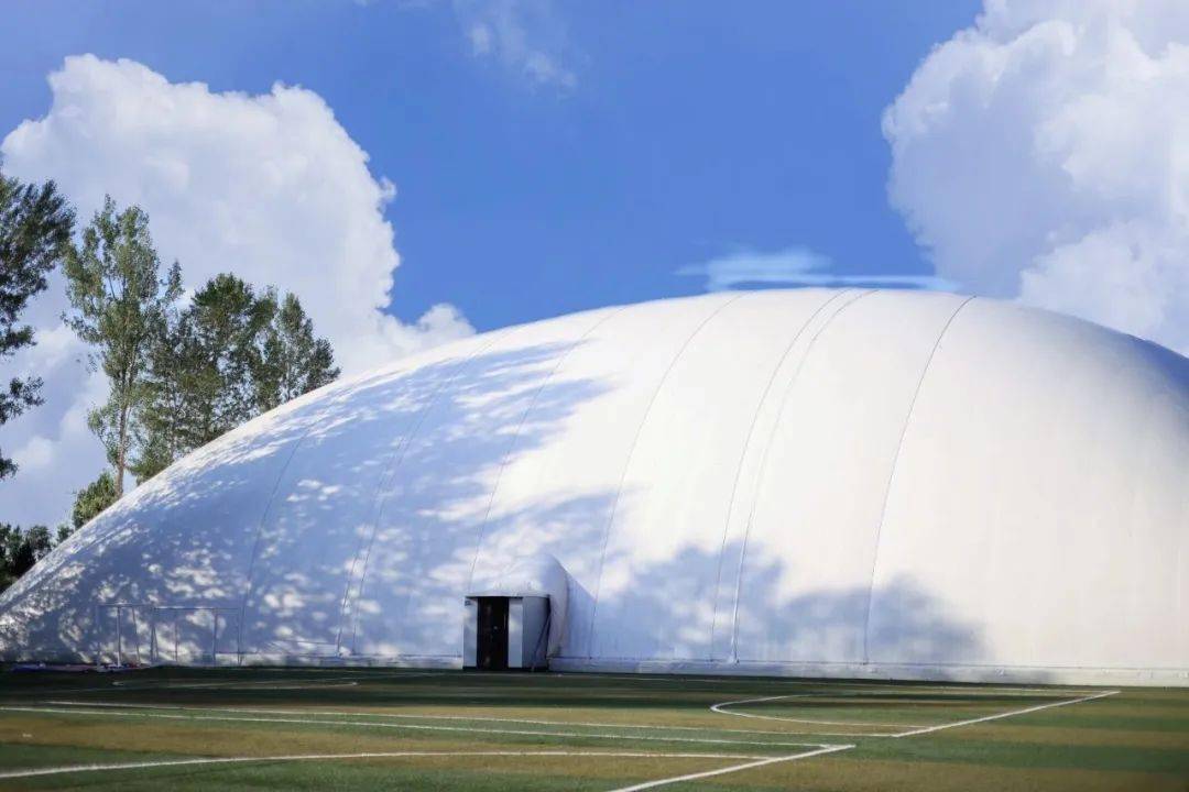 气膜馆位于南校区,总面积约为2525平方米,采用约顿气膜建筑系统建造而