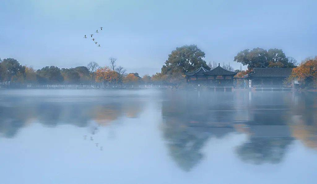 那个独一一座建在湖面的亭子，一身集齐西湖之美