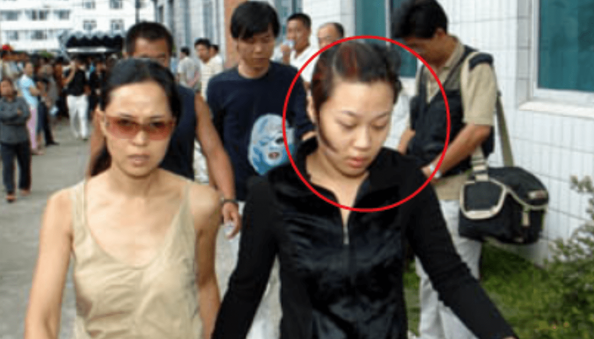 了一段时间后,转身回归到了原有的家庭,和妻子张艳茹重新生活到了一起