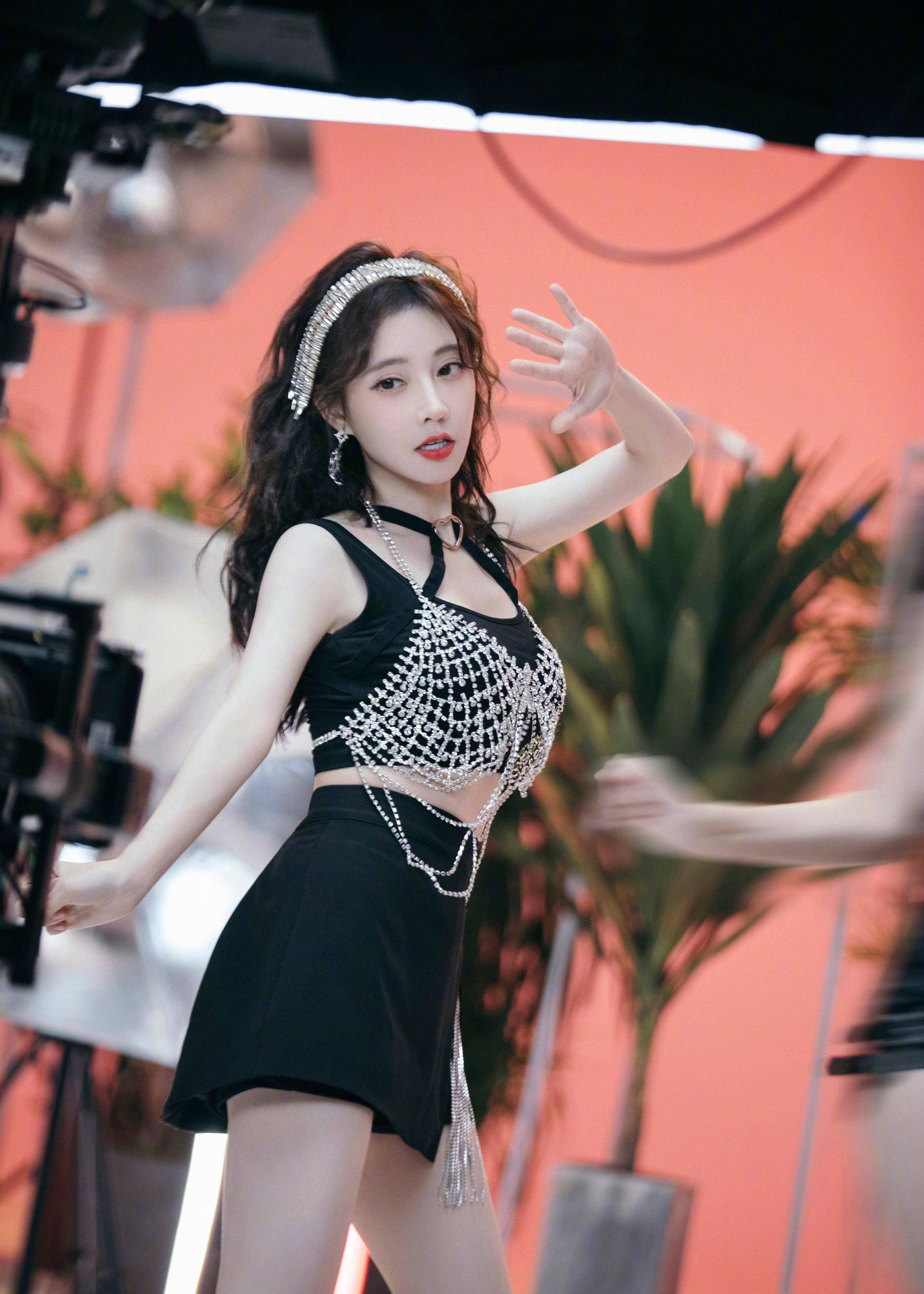 冯提莫女团舞出道？甜系少女变身超A大姐姐，她经历了什么_手机搜狐网