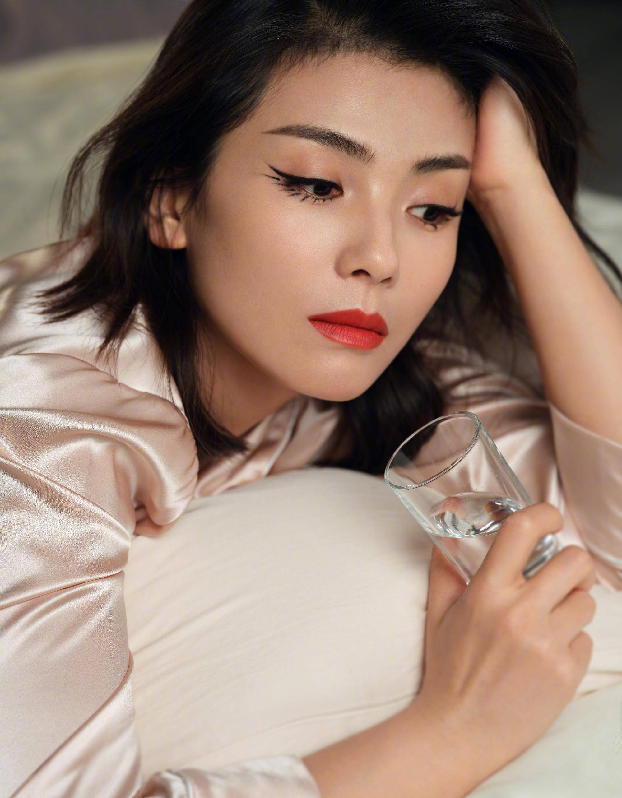 烈焰红唇美得高级,出镜搭档刘敏涛_时尚_气质_状态