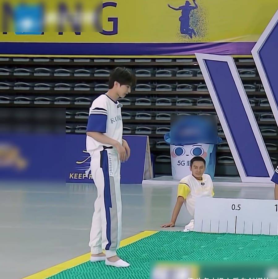 蔡徐坤跳远跳了第一名,脱下增高鞋后,这真实的腿长让人看愣了_时候