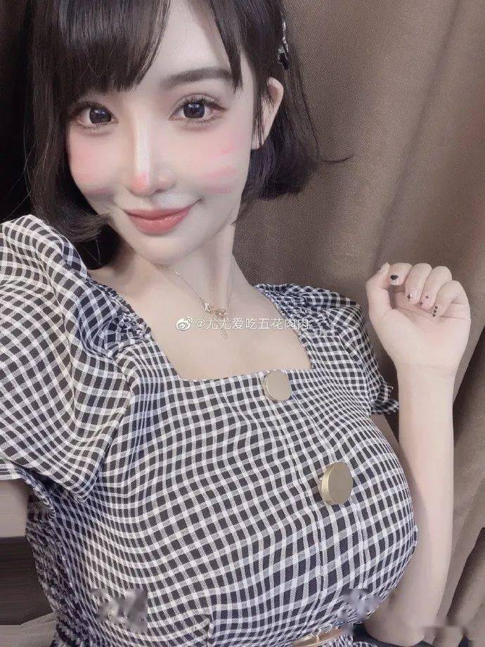 01年小萝莉因身材太过性感惹非议:不是正经女孩._训练_姐姐_健身