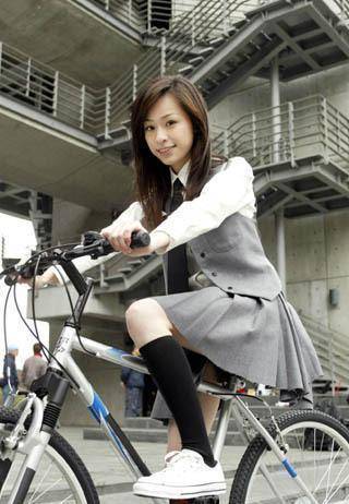 欢快的曲调一响起,那个身着迷你校服裙,元气满满的少女王心凌,仿佛就