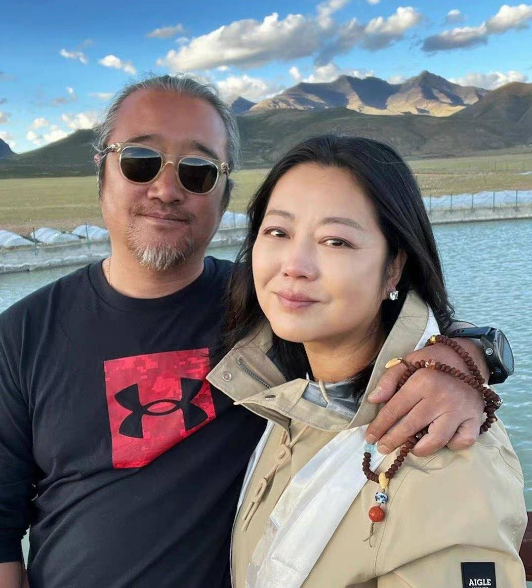 51岁戏骨王茜华婚姻引猜测,称一个人也安逸,和二婚老公久未同框_生活
