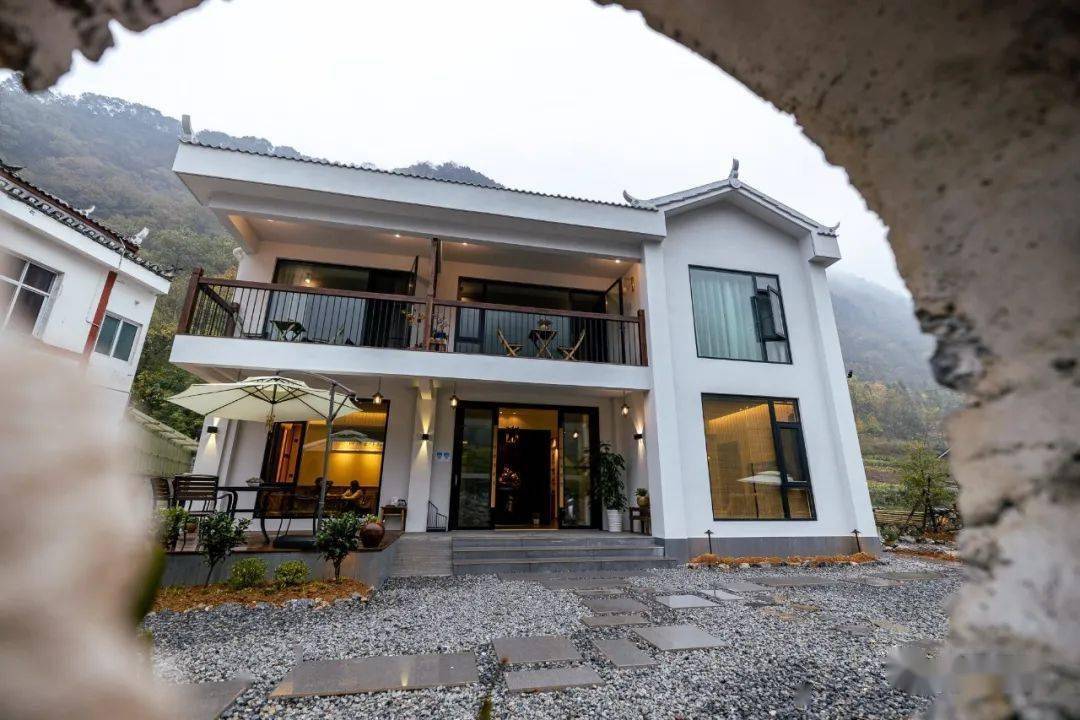 寻踪阁位于长乐坪镇腰牌村.