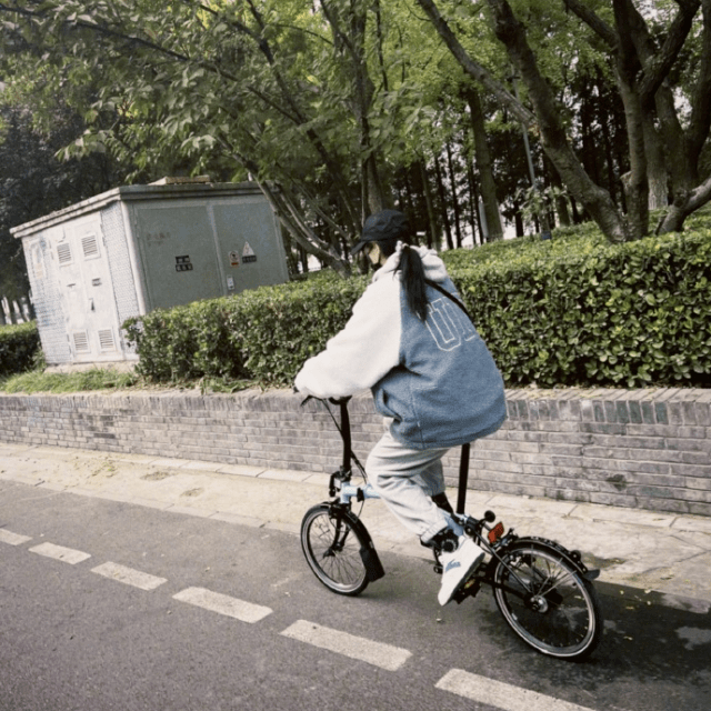 甜美暴击！关晓彤晒男友视角骑行照，穿鹿晗品牌衣服秀恩爱