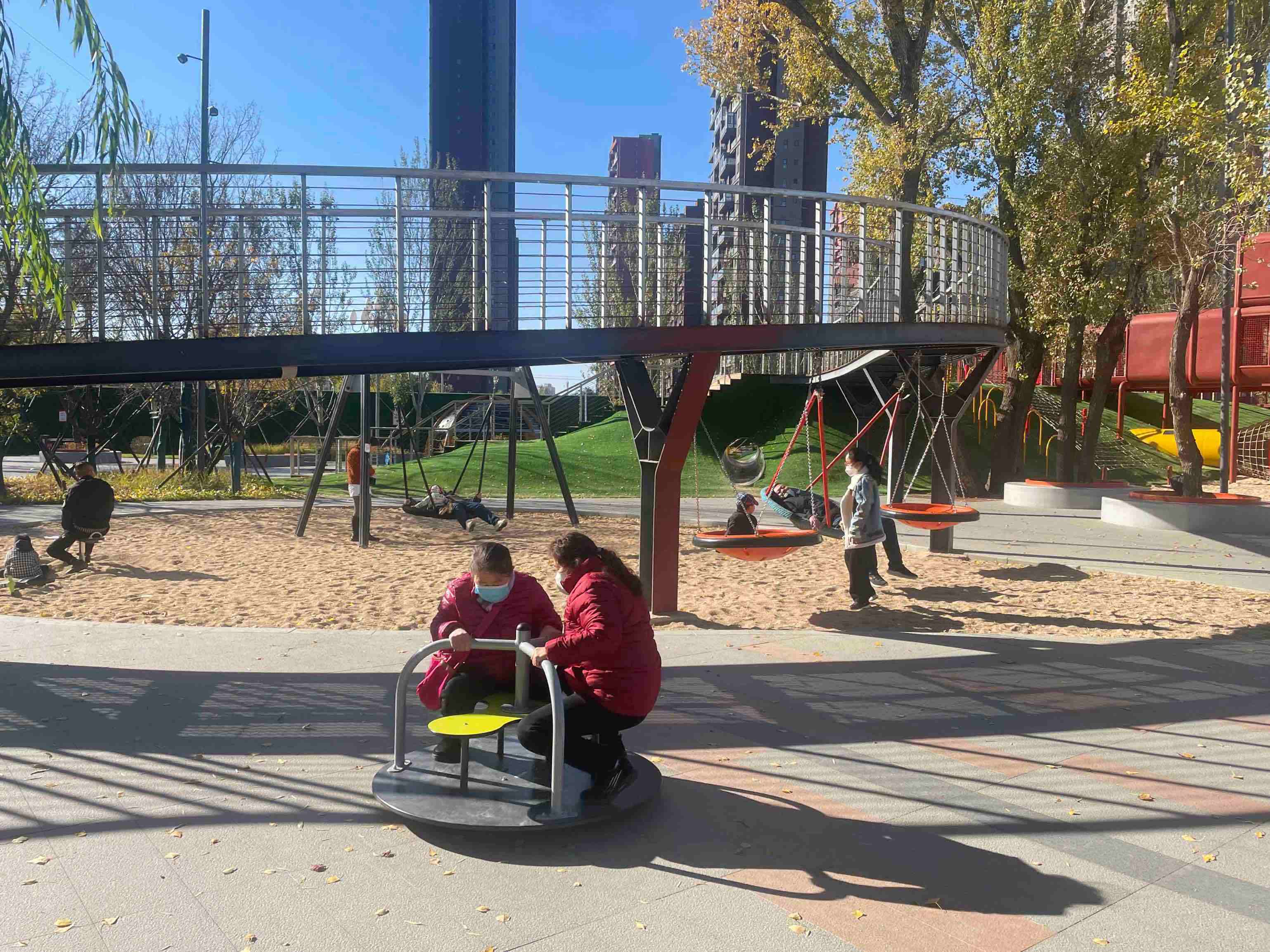 管道状的滑梯,绳结组成的攀爬器材… …广场上这些充满设计感的运动