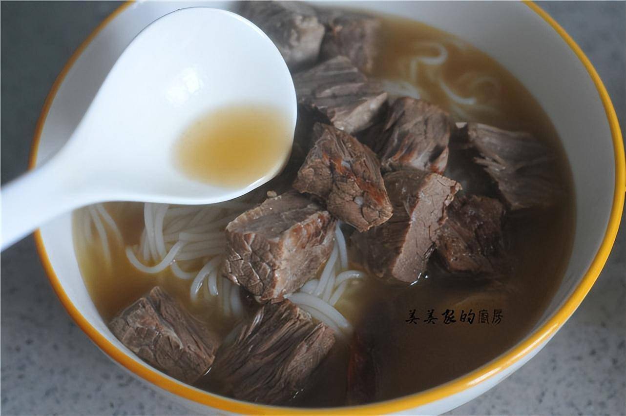 澆上燉炒過牛肉塊,再淋上滾湯的燉肉原湯,撒上小蔥碎,香菜末就ok啦!